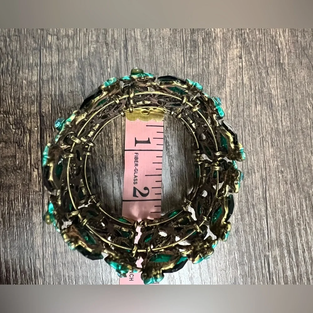 Stunning Green and goldtone Floral clamper Bracelet size 6